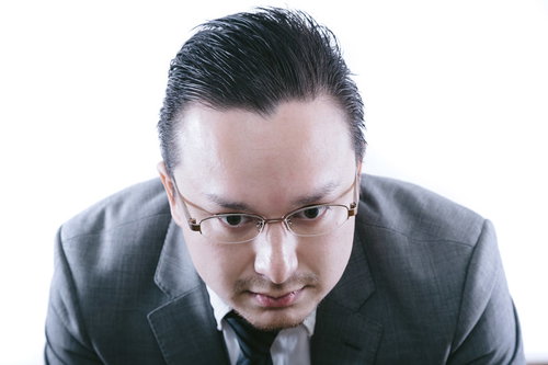 信用全力買いで数億を溶かしたトレーダーの呆然とした表情