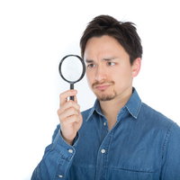 怪しい箇所をセキュリティチェックするエンジニアの写真