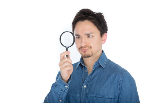 怪しい箇所をセキュリティチェックするエンジニア