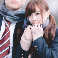 彼のマフラーで身を寄せるJKカップルの放課後デートの写真