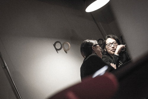 新人女性タレントとのツーショット撮った！