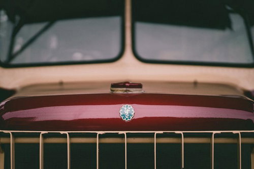 いすゞの赤色ボンネットとフロントグリル、ヘッドライト