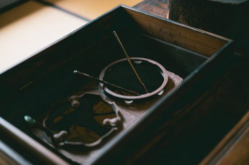 木箱に入った火鉢と火箸、懐かしい冬の暖房民具