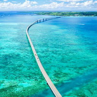 宮古ブルーの海を渡る大橋の空撮の写真