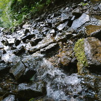 日本百名山・高妻山の大洞沢を流れる清流と岩場の写真