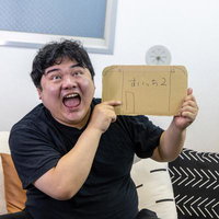 ざけんな（ガコッ）とキレる男性が怒りを表現の写真