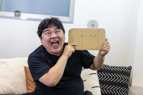 ざけんな（ガコッ）とキレる男性が怒りを表現