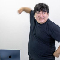 駄々をこねて机を叩く怒った男性の感情表現の写真