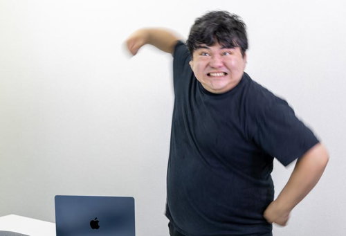 駄々をこねて机を叩く怒った男性の感情表現