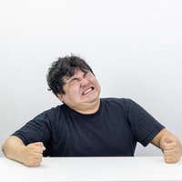 中古の次世代ゲーム機を購入した男性が段ボール箱を確認の写真