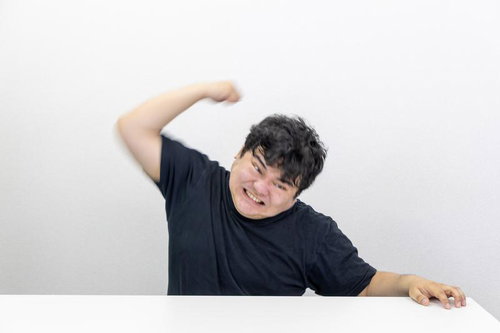 拳を振り上げる男性の迫力ある瞬間