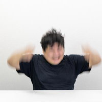 こちらを向いて大きく叫ぶ男性の感情表現の写真