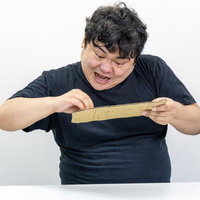 スキマ時間に働くアルバイトの男性が丁寧に謝るの写真