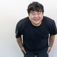 スキマ時間に働くアルバイトの男性の写真