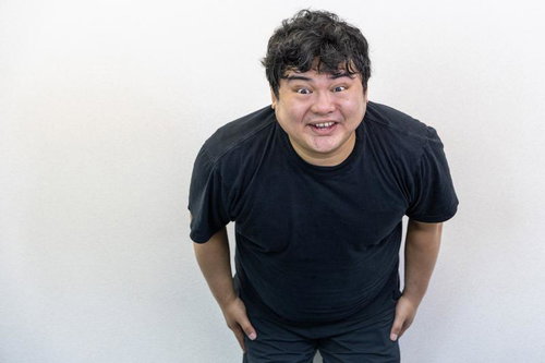 スキマ時間に働くアルバイトの男性