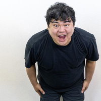 前傾姿勢で「サーセン」する男性の写真