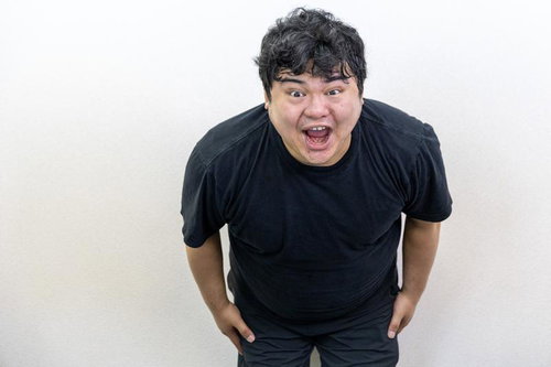 前傾姿勢で「サーセン」する男性