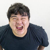 スキッ！と叫ぶ男性の写真