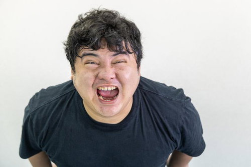 スキッ！と叫ぶ男性