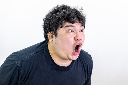 「御意します」とかしこまる男性会社員のビジネスポートレート