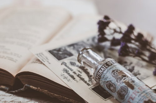 古い瓶と洋書、ドライフラワーが並ぶ書斎の魔法的な雰囲気