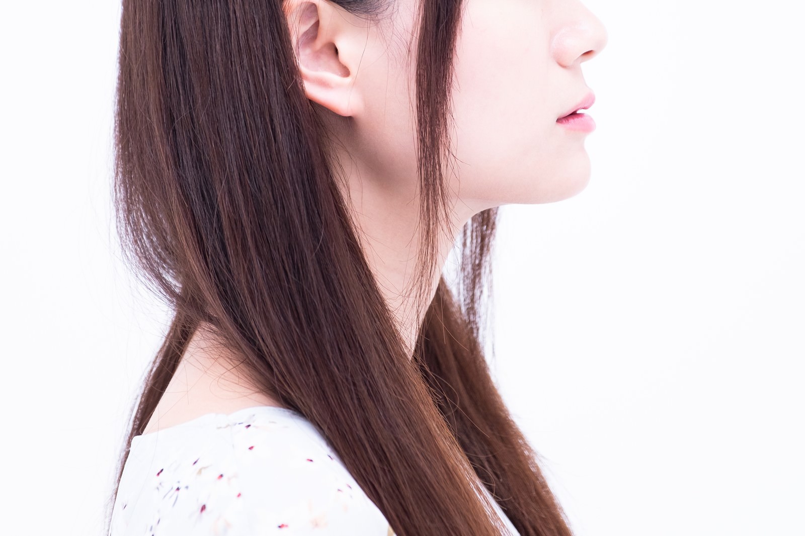 白い服を着た女性の横顔、メイクされた口元と唇