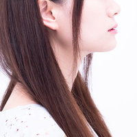メイクされた女性の横顔の写真