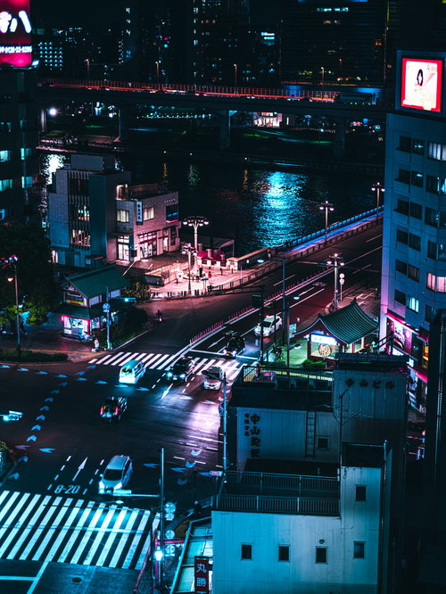 隅田川沿い、夜の水上バスのりばを俯瞰で見る夜景