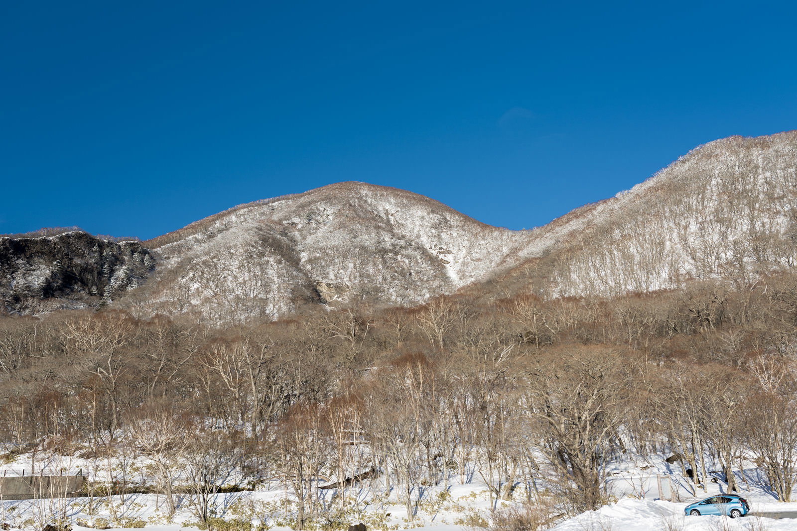青空の下、雪に覆われた赤城山の冬景色