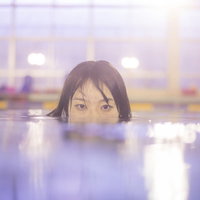 女性の身長では足が届かない深さのプールで睨むの写真