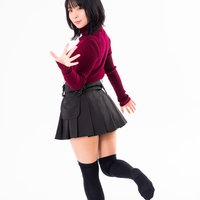 ハイソックスを履いて振り返ってバイバイする女性の写真