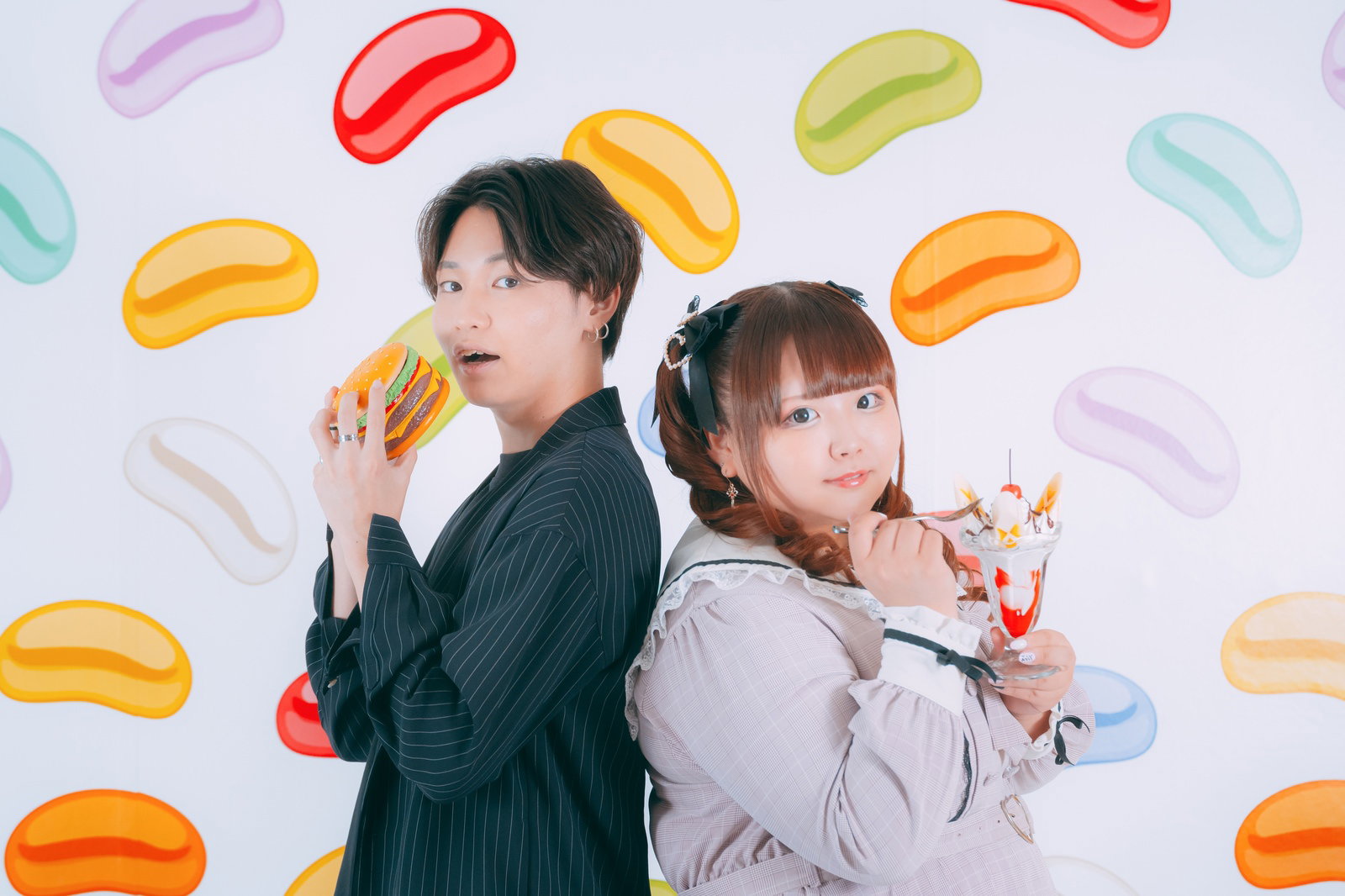 ハンバーガーとパフェを食べるツインテール姿のぽっちゃり女性と男性のカップル［モデル：SHUN あづき］