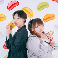 ハンバーガーとパフェを持つぽっちゃり彼女とのカップル記念撮影の写真