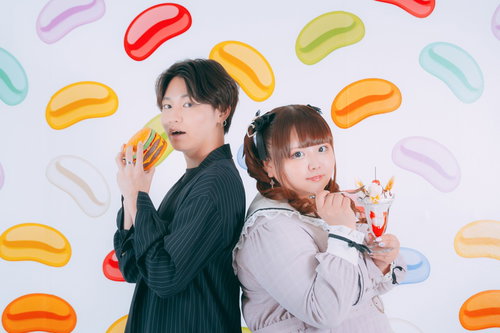 ハンバーガーとパフェを持つぽっちゃり彼女とのカップル記念撮影