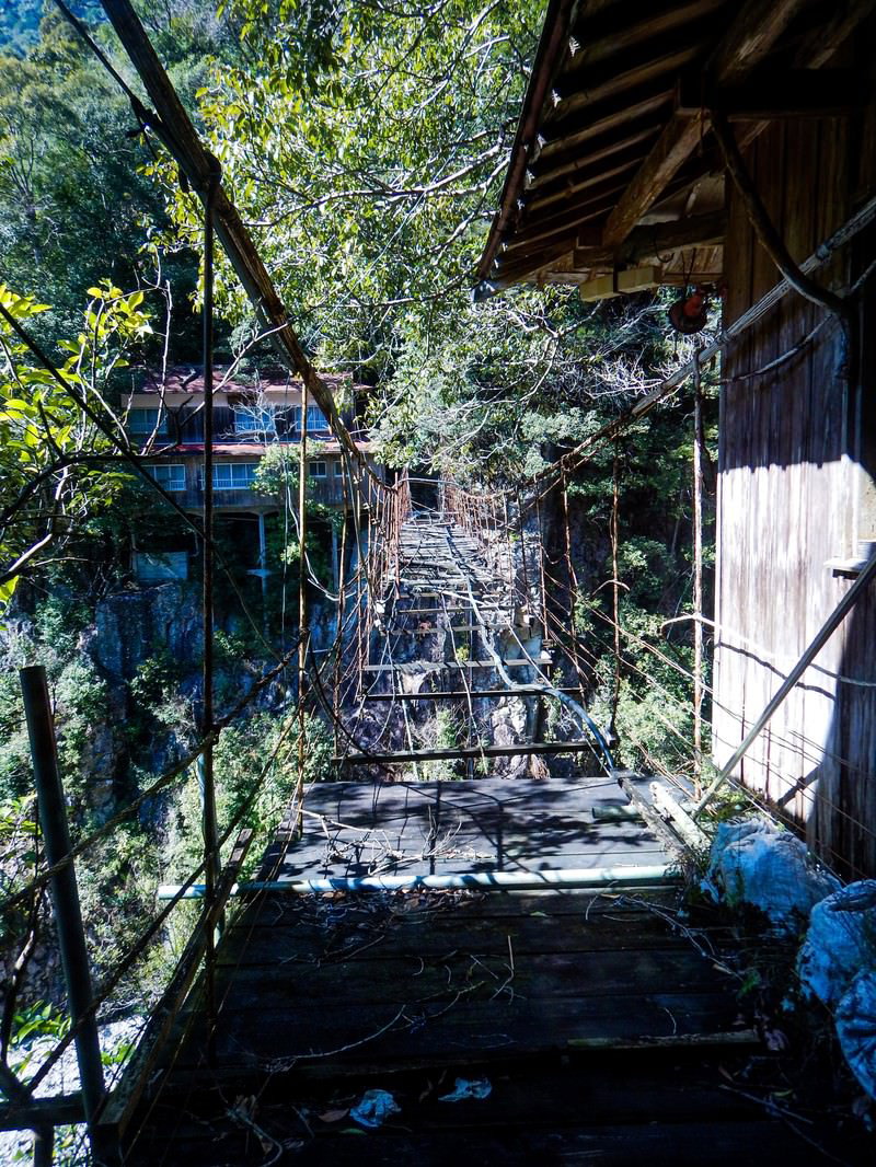 森の中に架かる老朽化した木造の吊り橋