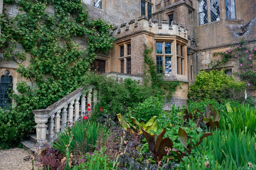 イングリッシュガーデンに包まれる洋館の階段