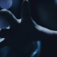 捕まったらゲームオーバー、青い暗闇に浮かぶ不気味な手の写真