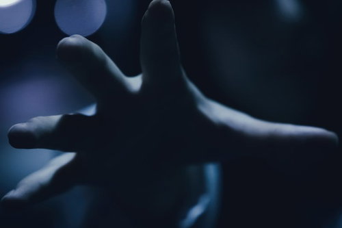 捕まったらゲームオーバー、青い暗闇に浮かぶ不気味な手