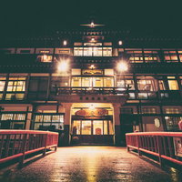 大正ロマン感じる銀山温泉の旅館の写真