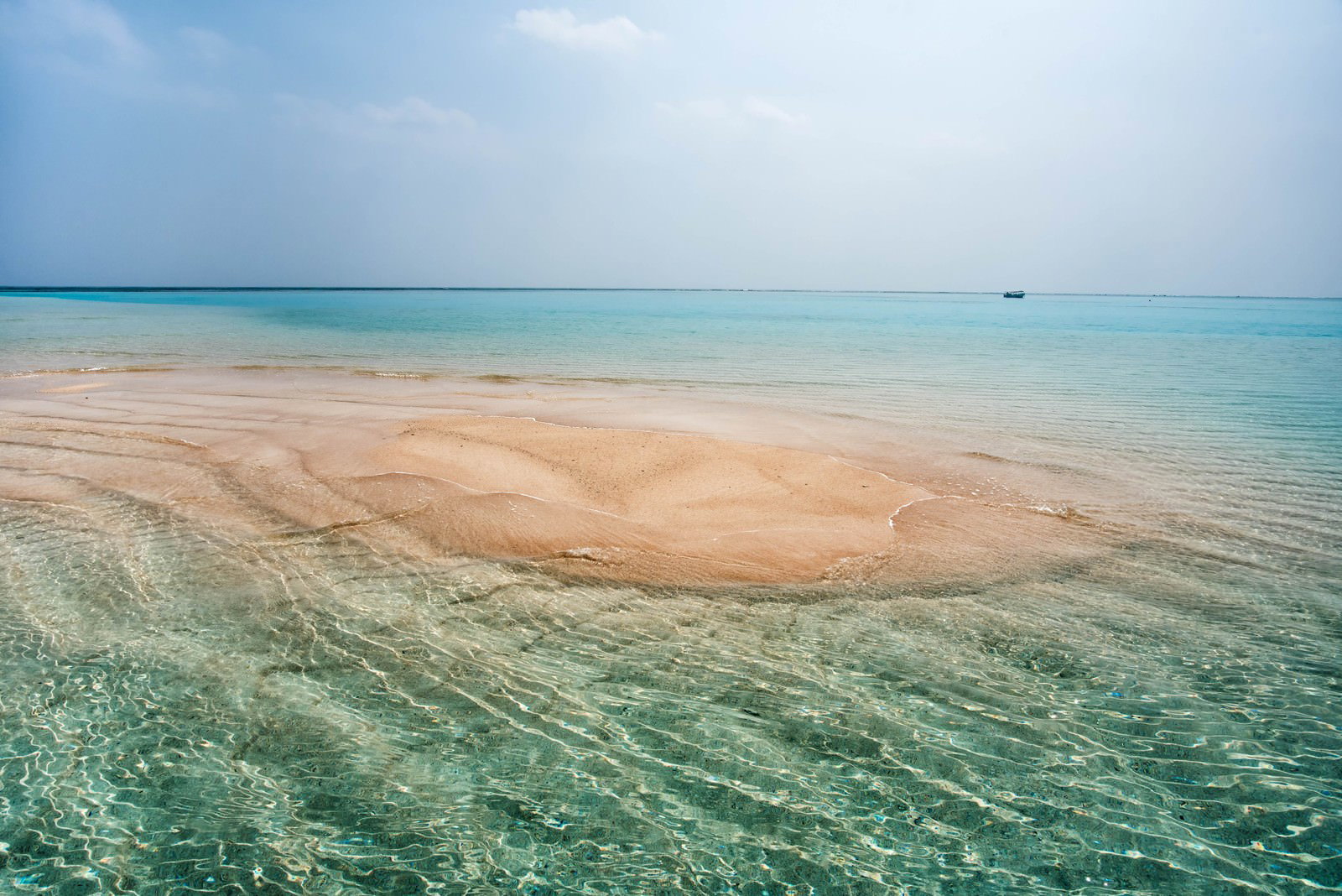 エメラルドグリーンの海に浮かぶ白い砂洲の百合ヶ浜