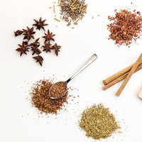 自然のめぐみ、粉末や香草を集めたスパイスと漢方の写真