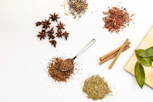 自然のめぐみ、粉末や香草を集めたスパイスと漢方