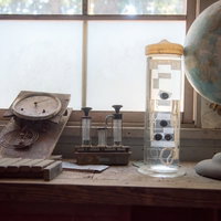 廃校の理科室に残された地球儀や時計などの備品の写真