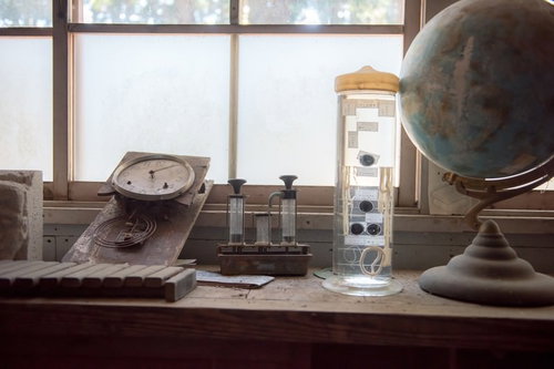 廃校の理科室に残された地球儀や時計などの備品