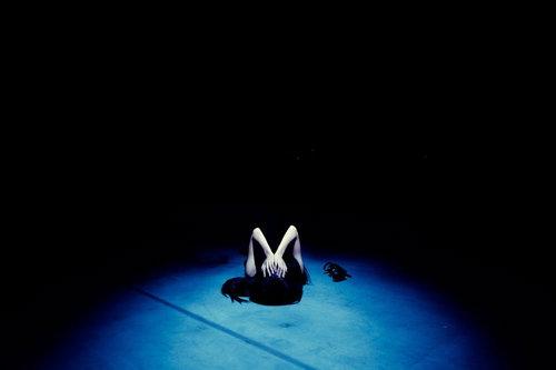 暗闇の中で絶望の淵に追い詰められた孤立した女性