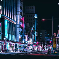 夜の浅草の街並みとネオンサインが灯る夜景の写真