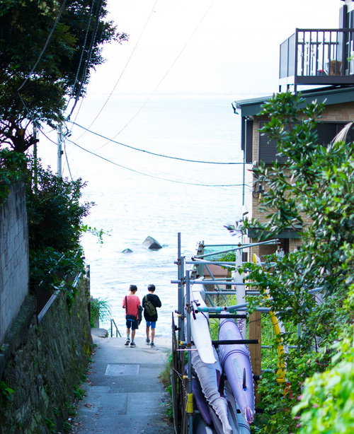 夏休みの路地裏を歩く少年たちの後ろ姿