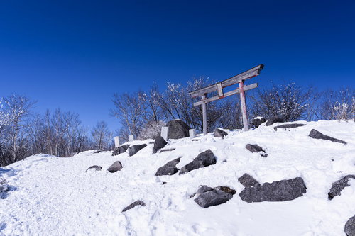 雪に覆われた赤城山山頂の神社鳥居と冬景色