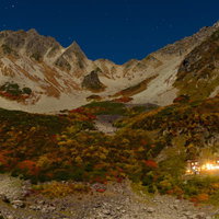 星がまたたく紅葉シーズンの北アルプス涸沢カールの夜の写真