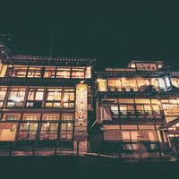 ノスタルジックな銀山温泉の夜景の写真